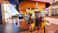 Wisatawan bersiap menaiki kereta gantung yang melewati Gunung Al Hada, Arab Saudi.  