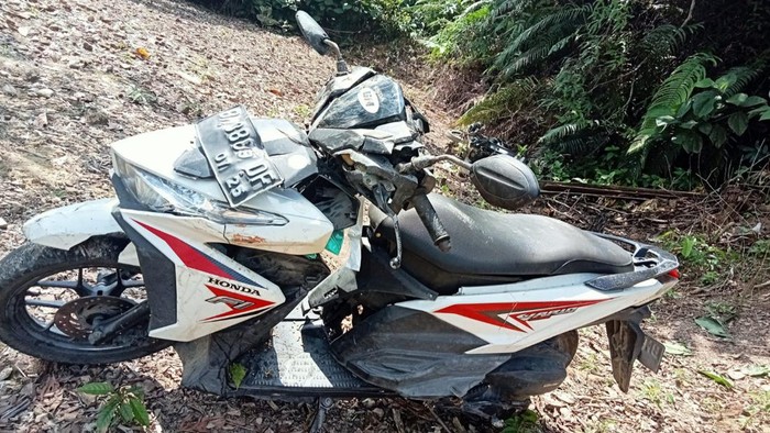 Sepeda motor korban yang ditemukan di jurang oleh masyarakat (Foto: Dok Polres Kampar)