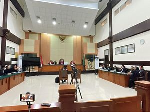 Pengunjung Sidang Haris Azhar Teriak dan Tepuk Tangan, Hakim Beri Peringatan