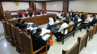 Delapan orang dari PT KAPM hadir jadi saksi. Mereka adalah Taofiq Hidayat, Riki Jayaprawira, Bangkit Setyo Pambudi, Indriyani, Suharjo, Syafrida, Yusril Ivandi, dan Wahyu Cahyo Prabowo.