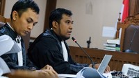 Jaksa KPK mencecar saksi soal kasus suap 2 terdakwa serta menunjukkan barang bukti transaksi.