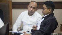 Yoseph dan Parjono menyaksikan keterangan saksi.
