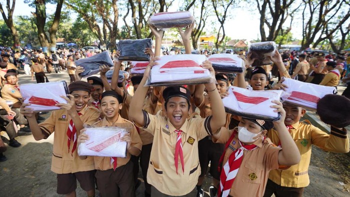 Siswa baru di Kota Madiun mendapatkan seragam gratis.
