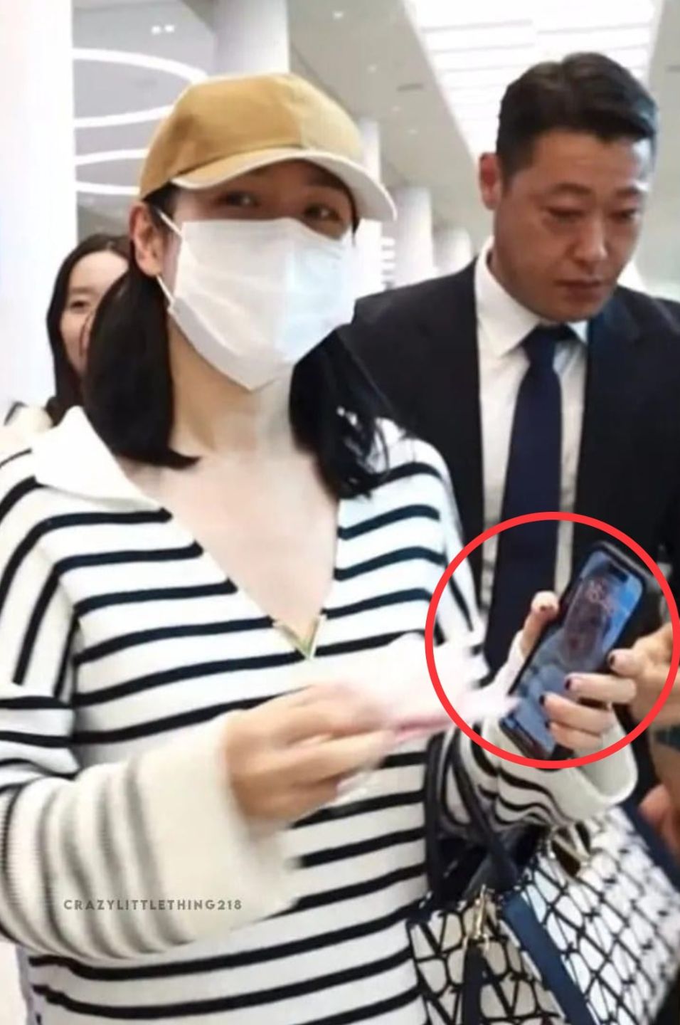 Son Ye Jin tak sengaja memperlihatkan foto anaknya Son Ye Jin tak sengaja memperlihatkan foto anaknya