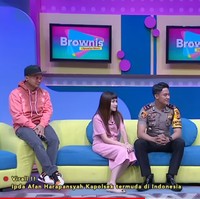 Ipda Afan Harapansyah menjadi sorotan karena dirinya menjadi Kapolsek termuda di Indonesia. Kini sosok Afan kembali viral usai tampil di televisi karena parasnya yang disebut ganteng. Ipda Mohamad Harapansyah menjadi bintang tamu di program acara Brownis Trans Tv. Dia mengatakan saat ini dirinya aktif sebagai Kapolsek Baras, Kabupaten Pasangkayu, di Sulawesi Barat. Pria yang akrab disapa Afan ini lahir di Bogor, 16 Juni 1999. Setelah tamat SMA, dia kemudian mendaftar di Akademi Kepolisian (Akpol) dan lulus tahun 2020. Setelah itu, Ipda Afan ditempatkan di Polda Sulbar. Foto: Dok. Youtube Trans Tv.