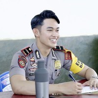 Ipda Afan mengatakan sosok Irjenpol Ferdianto Iskandar Biticaca menjadi panutannya. Ada kata-kata dari Irjenpol Ferdianto yang diingat olehnya. Bahwa kata beliau polisi itu tugasnya cuma dua to protect dan serve. Jadi untuk melindungi dan melayani. Jadi pemolisian oleh masyarakat itu berarti kita harus orang-orang tersandung oleh kerikil kecil, kita harus sebagai polisi menyapu kerikil kecil dan fokus untuk batu yang lebih besar, ujarnya. Postur tubuh Ipda Afan yang tegap, dia mengungkapkan sering berolahraga terutama bulu tangkis dan lari. Dikutip dari Detik SUlsel, setahun menjabat Kapolsek, dirinya telah memperoleh berbagai penghargaan di tingkat nasional, provinsi hingga kabupaten. Foto: Dok. Instagram @afanharapansyah.