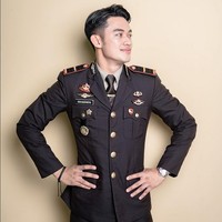 Viral disebut polisi ganteng dan bikin gagal fokus saat bertugas, Ipda Afan memberikan tanggapannya. Alhamdulillah awal saja menjabat disambut baik sama masyarakat di Polsek Baras di Lariang Bulutabase, Sulawesi Barat. Pegang tiga kecamatan, di situ menyambut baik, antusias juga ada Kapolsek muda, saya merasa welcome banget di Polsek Baras dan nyaman. Sehingga bertugas juga yang nyaman, lanjut Ipda Afan. Jadi, sebenarnya pemimpin-pemimpin muda ini di Indonesia dibutuhkan karena masyarakat juga sudah siap menerima itu, lanjutnya lagi.Foto: Dok. Instagram @afanharapansyah.