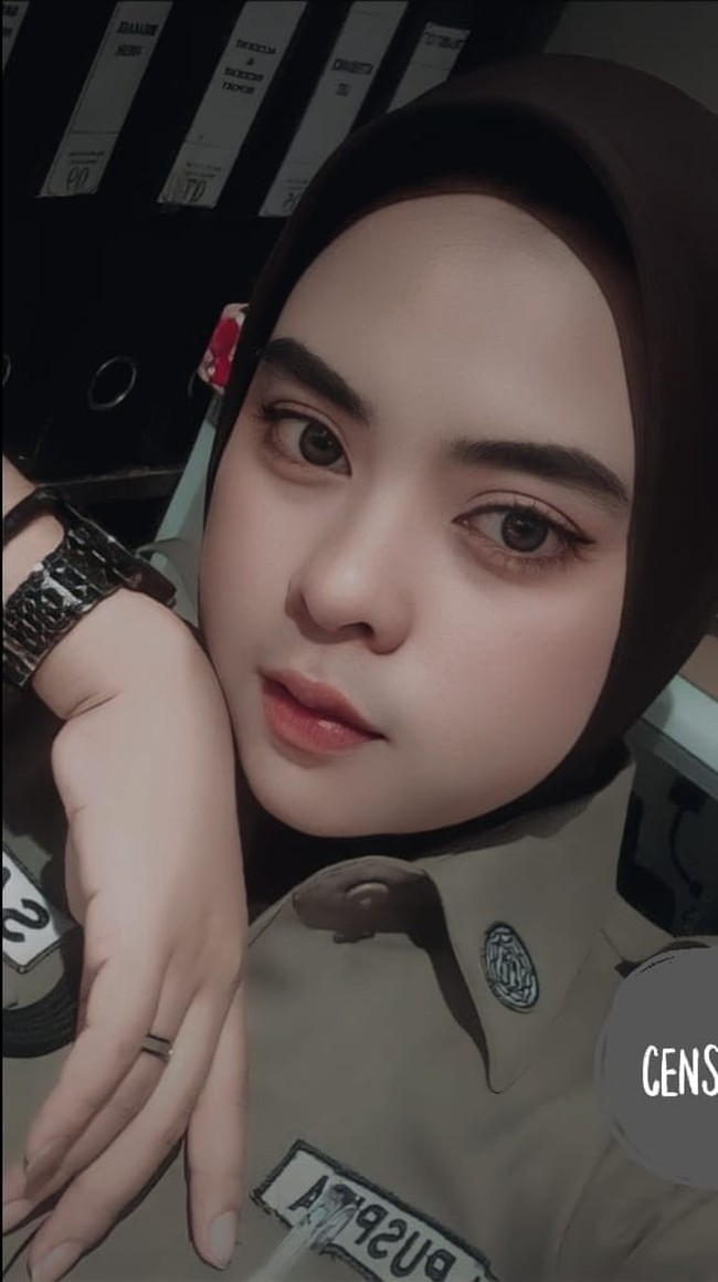 Wanita yang berusia 24 tahun ini mulai aktif bertugas sebagai secwan atau security wanita sejak tahun 2019. Dia juga mengungkapkan alasan memilih menjadi secwan. (Alasan) yang kedua meningkatkan kemampuan kerja karena petugas keamanan saat ini merupakan sosok yang banyak dicari dan selalu menjadi lowongan yang terbuka untuk dimasuki sebagai pekerjaan, kata Rizka. Foto: Dok. pribadi Rizka.