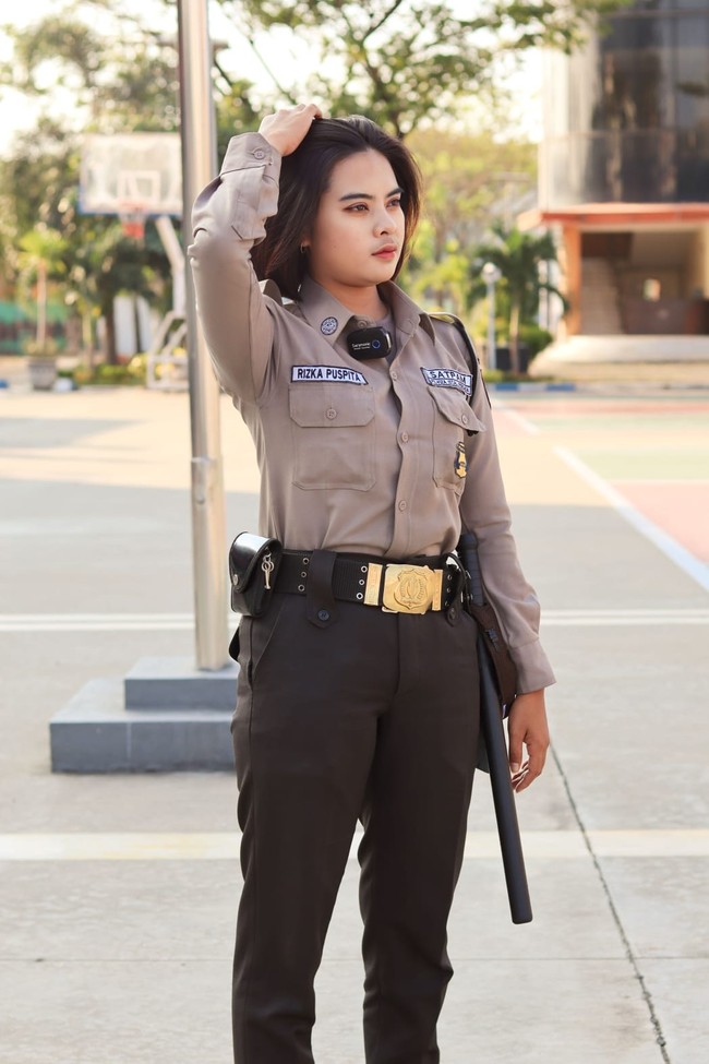 Rizka mulai viral usai mengunggah konten video di TikTok saat sedang bertugas. Rizka mengunggah foto OOTD saat mengenakan seragam satpam lengkap. Selain itu, dia juga memperlihatkan foto bersama dengan teman-teman seprofesinya. Rizka juga memperlihatkan kegiatannya itu lewat akun TikTok @im.rzkxxc. Videonya tersebut sudah ditonton lebih dari 16,5 ribu Views. Warganet ada yang menyebutnya satpam cantik, memberikan semangat dan kagum dengannya. Foto: Dok. pribadi Rizka.