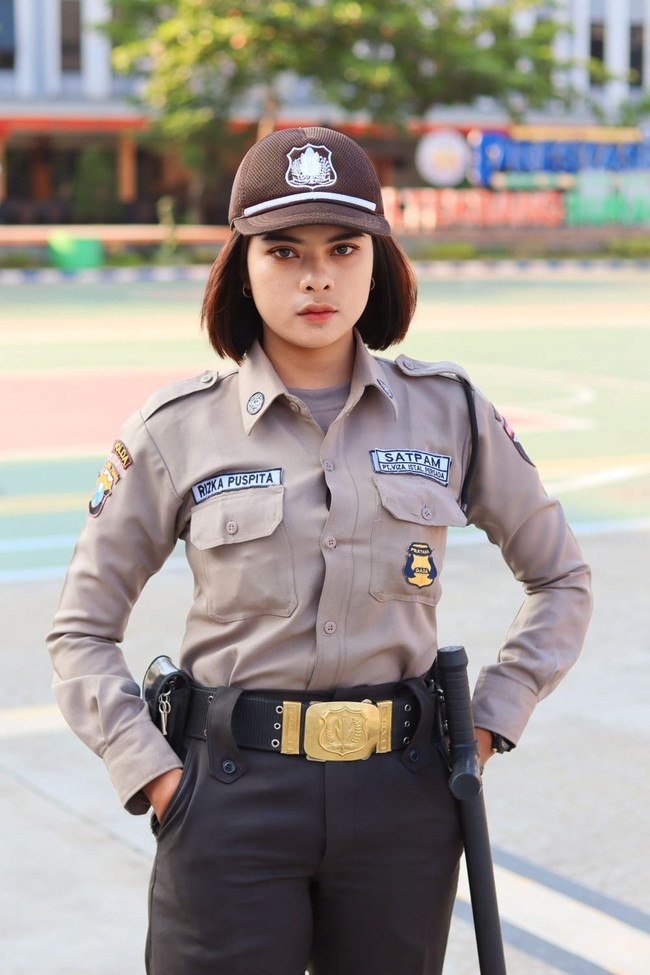 Wolipop sudah menghubungi Rizka, sosok satpam viral di TikTok. Wanita yang tinggal di Surabaya ini menceritakan kisah di balik video unggahannya. Profesi saya sekarang sebagai Secwan atau security wanita. Alasan saya menggeluti profesi sebagai secwan, pertama itu bisa membantu orang merasa aman. Dan itu menurut saya sangat besar kebaikannya. Karena menjadi seorang satpam itu fungsi utamanya adalah sebagai penjaga keamanan. Melindungi dan menjaga keselamatan bagi siapa pun, ungkap Rizka kepada Wolipop. Foto: Dok. pribadi Rizka.
