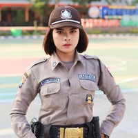 Wolipop sudah menghubungi Rizka, sosok satpam viral di TikTok. Wanita yang tinggal di Surabaya ini menceritakan kisah di balik video unggahannya. Profesi saya sekarang sebagai Secwan atau security wanita. Alasan saya menggeluti profesi sebagai secwan, pertama itu bisa membantu orang merasa aman. Dan itu menurut saya sangat besar kebaikannya. Karena menjadi seorang satpam itu fungsi utamanya adalah sebagai penjaga keamanan. Melindungi dan menjaga keselamatan bagi siapa pun, ungkap Rizka kepada Wolipop. Foto: Dok. pribadi Rizka.