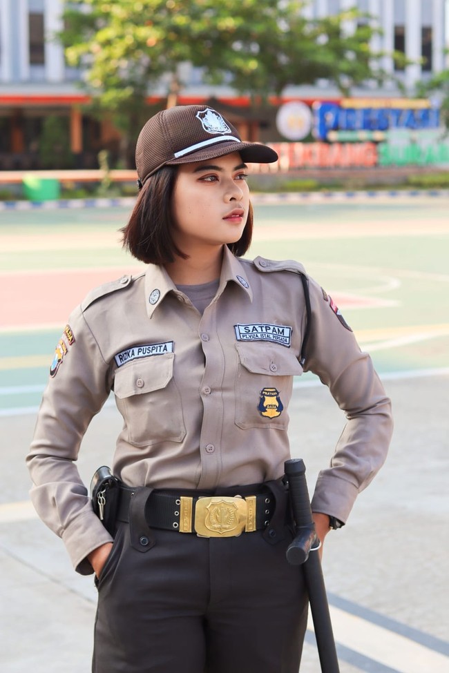 Rizka mengatakan selama menjadi petugas keamanan memiliki tugas yang bervariasi. Dia mematahkan anggapan orang, pekerjaan satpam hanya duduk saja. Menjadi satpam bisa mengerjakan pekerjaan secara variatif. Jangan dipikir menjadi satpam tugasnya hanya duduk atau berdiri saja. Ada banyak tugas-tugas yang harus dilakukan oleh satpam, sehingga dengan menggunakan sistem shift atau gantian, satpam akan bisa mengerjakan tugas yang bervariasi. Meningkatkan keterampilan bersosialisasi juga, lanjutnya. Foto: Dok. pribadi Rizka.