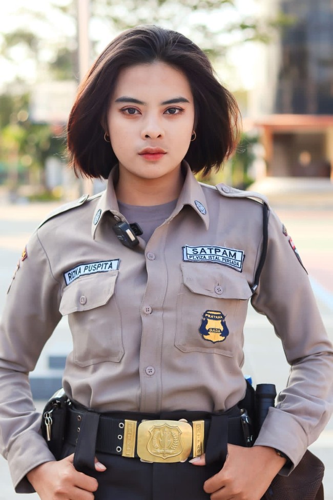 Rizka mengungkapkan awalnya dia bekerja di sebuah restoran ayam geprek pada tahun 2017-2018. Baru pada awal 2019, dia mencoba melamar menjadi secwan atau satpam wanita. Dengan nekat dan modal percaya diri, saya ya coba-coba aja awalnya melamar. Itu kan kalau jadi security wajib pendidikan dulu. Nah, posisi waktu itu saya belum punya sertifikat Gada Pratama itu. Hanya modal percaya diri dan nekat ya ikut tes-tesnya itu, kenang Rizka. Foto: Dok. pribadi Rizka.