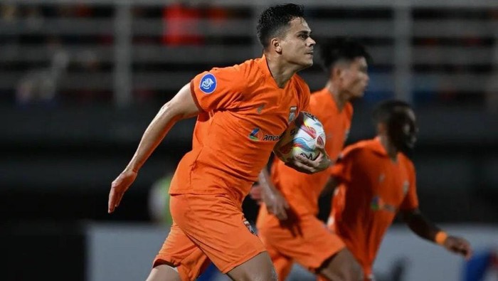 Striker Borneo FC Matheus Pato usai mencetak gol ke gawang Bali United di Stadion Segiri, Samarinda.