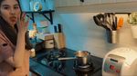 Momen Masak Syahnaz Sadiqah, Bikin BBQ dan Bekal Anak