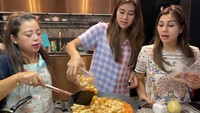 Adik Raffi Ahmad ini juga pernah membuat seblak bersama saudaranya. Terlihat Syahnaz memasukkan siomay kering ke dalam racikan seblak. Foto: YouTube