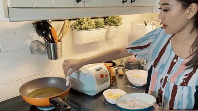 Momen Masak Syahnaz Sadiqah, Bikin BBQ dan Bekal Anak