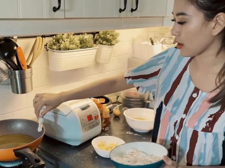 Momen Masak Syahnaz Sadiqah, Bikin BBQ dan Bekal Anak