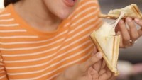 Tak hanya itu, tapi Syahnaz juga pernah membuat kreasi sandwich keju. Kejunya dibuat meleleh mulur sehingga terasa nikmat. Foto: YouTube