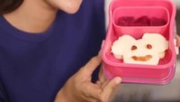 Syahnaz ternyata sosok ibu yang diketahui sering menyiapkan makanan untuk sang anak. Seperti membuat bekal sandwich dan buah-buahan ini. Foto: YouTube