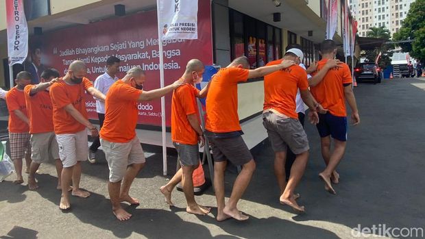 AR, tahanan Polres Depok meninggal dunia karena dikeroyok oleh delapan tahanan lainnya. AR adalah tersangka pemerkosaan terhadap anak kandungnya sendiri.
