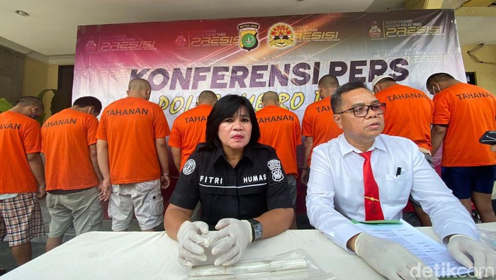 AR, tahanan Polres Depok meninggal dunia karena dikeroyok oleh delapan tahanan lainnya. AR adalah tersangka pemerkosaan terhadap anak kandungnya sendiri.