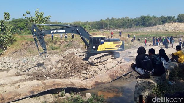 Ratusan warga Desa Jatisari, Kecamatan Sambi, Kabupaten Boyolali nggruduk lokasi penambangan galian C tanah urug di desa setempat Senin (10/7/2023).