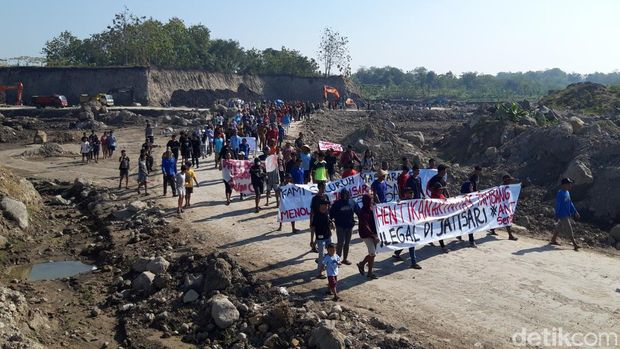 Ratusan warga Desa Jatisari, Kecamatan Sambi, Kabupaten Boyolali nggruduk lokasi penambangan galian C tanah urug di desa setempat Senin (10/7/2023).