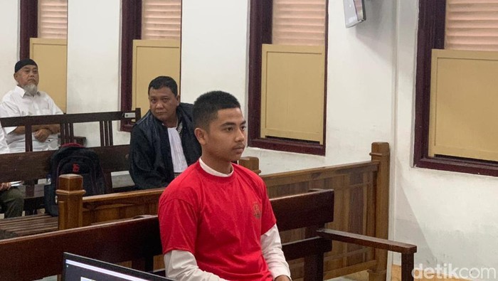 Terdakwa kasus penganiayaan Ken Adrimal, Aditya Hasibuan saat mengikuti persidangan di PN Medan. (Raja Malo Sinaga/detikSumut)