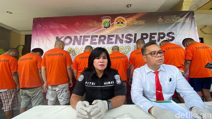 Tersangka pencabulan anak sendiri di Depok tewas dikeroyok sesama tahanan.