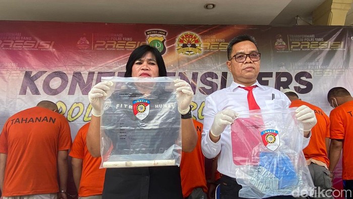 Tersangka pencabulan anak sendiri di Depok tewas dikeroyok sesama tahanan.