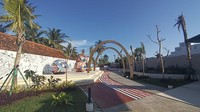 Selain hotel, proyek yang baru diresmikan yakni Kuta Lane di kawasan The Mandalika, yang berfungsi sebagai akses penghubung antara Bazaar Mandalika dengan Kuta Beach Park (KBP), dirancang dengan tujuan untuk memfasilitasi dan meningkatkan alur aktivitas para pengunjung atau wisatawan dari KBP menuju area Bazaar Mandalika dan sebaliknya. Foto: Dok ITDC