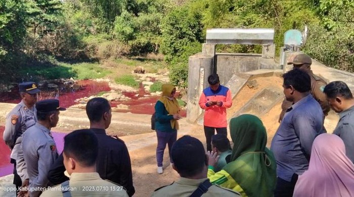 Tim gabungan akhirnya menemukan sumber penyebab air selokan di Pamekasan berubah warna menjadi merah darah.