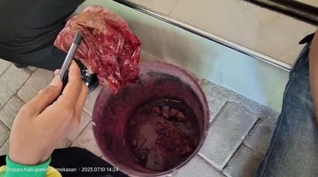 Tim gabungan akhirnya menemukan sumber penyebab air selokan di Pamekasan berubah warna menjadi merah darah.