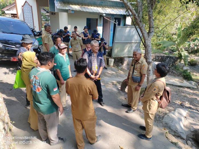 Tim penilai lomba KPS Jawa Tengah cek Sungai Poitan di Desa Jagalan, Kecamatan Karangnongko, Klaten.