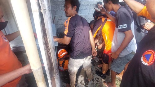 Tim SAR Mataram evakuasi balita jatuh di dalam selokan meninggal dunia, Senin sore (10/7/2023). Foto: Humas SAR Mataram.