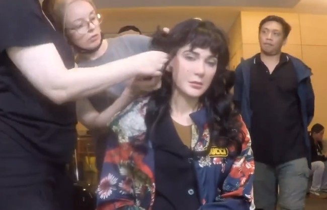 Untuk proyek film ini, Soraya Intercine Films mendatangkan tim makeup artist dari luar negeri. Foto: Instagram/@lunamaya