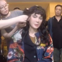 Untuk proyek film ini, Soraya Intercine Films mendatangkan tim makeup artist dari luar negeri. Foto: Instagram/@lunamaya