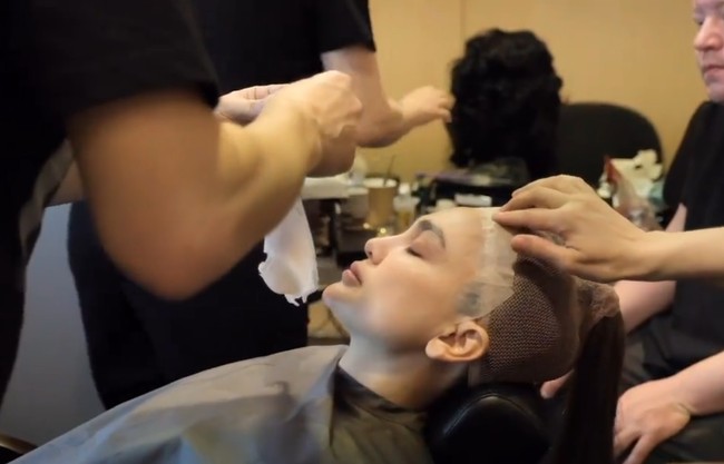 Luna Maya memperlihatkan totalitas sebagai aktris lewat film ‘Suzanna: Malam Jumat Kliwon’. Demi berubah jadi Suzanna, dia harus dirias selama berjam-jam. Foto: Instagram/@lunamaya