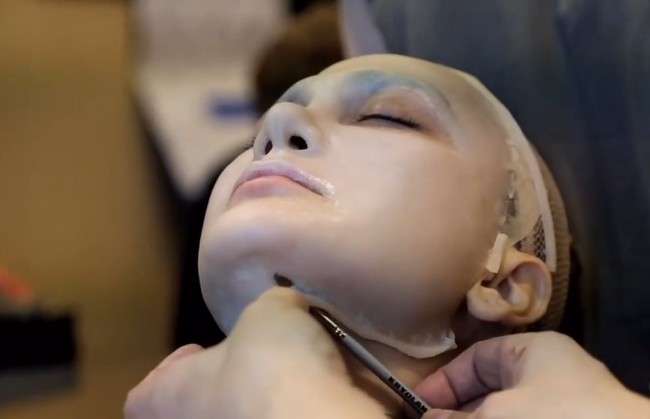 Wanita 38 tahun ini mengunggah video yang memperlihatkan proses makeup rumit dan teliti untuk ‘menghidupkan’ kembali sosok Suzanna sang ratu horror.  Foto: Instagram/@lunamaya