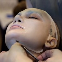 Wanita 38 tahun ini mengunggah video yang memperlihatkan proses makeup rumit dan teliti untuk ‘menghidupkan’ kembali sosok Suzanna sang ratu horror.  Foto: Instagram/@lunamaya