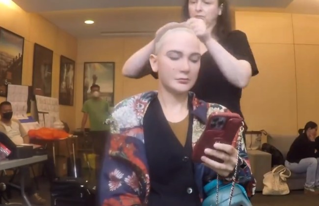 Tim artistik menggunakan berbagai macam teknik untuk membuat Luna Maya jadi semirip mungkin dengan Suzanna. Mulai dari prostetik, silikon, lateks hingga rambut palsu. Foto: Instagram/@lunamaya