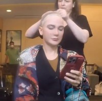 Tim artistik menggunakan berbagai macam teknik untuk membuat Luna Maya jadi semirip mungkin dengan Suzanna. Mulai dari prostetik, silikon, lateks hingga rambut palsu. Foto: Instagram/@lunamaya