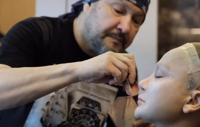 Setiap kali syuting, Luna Maya dan tim makeup artist menghabiskan waktu tak kurang dari 4 jam. Rutinitas itu dijalani setiap hari selama 54 hari syuting. Foto: Instagram/@lunamaya