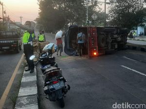 Ban Pecah, Truk Muatan Pakan Ternak Terguling di Ring Road Selatan Jogja