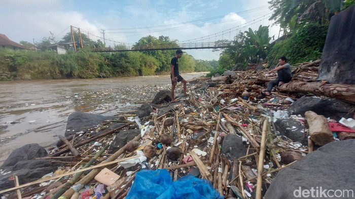 Tumpukan sampah di Sungai Ciwulan Tasikmalaya.