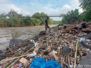 Sungai Ciwulan Tasikmalaya Tercemar Mikroplastik