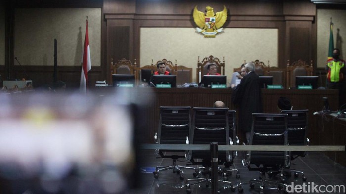 Sidang kasus suap dan gratifikasi Rp 46,8 miliar Gubernur Papua nonaktif, Lukas Enembe, kembali digelar. Sidang digelar setelah masa pembantaran Lukas selesai.