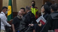Lukas Enembe menjalani sidang kasus suap dan gratifikasi di Pengadilan Tindak Pidana Korupsi, Jakarta Pusat, Senin (10/7/2023).  