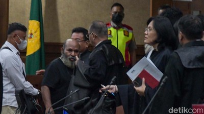 Usai Pembantaran 2 Pekan, Lukas Enembe Kembali Disidang